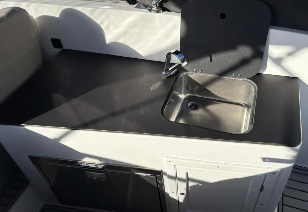 Maxima 800 Cabin Incl. Honda 250 HP- Price on request